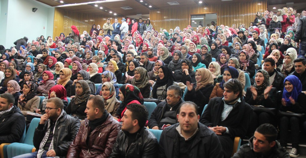 امتلأت مدرجات مسرح ظافر المصري بالحرم الجامعي القديم بالطلاب الذين تلهفوا لمتابعة العروض المختلفة 