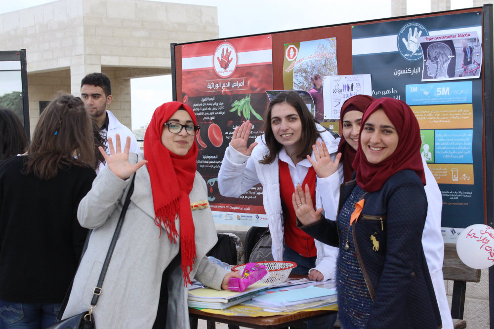 اختير الكف شعاراً للحملة لتحية المرضى وأسرهم