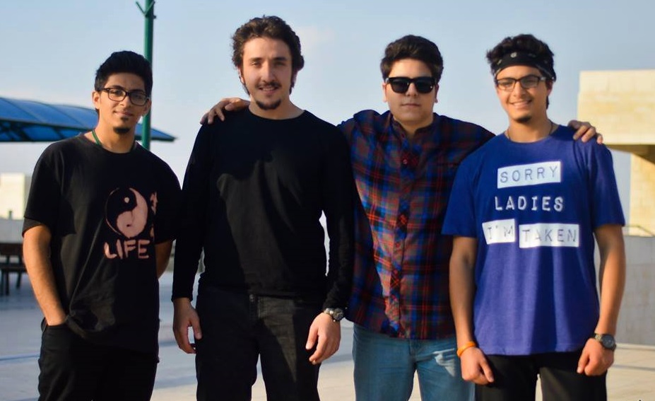 محمد المغربي يقف في أقصى يمين الصورة برفقة عدد من أصدقائه