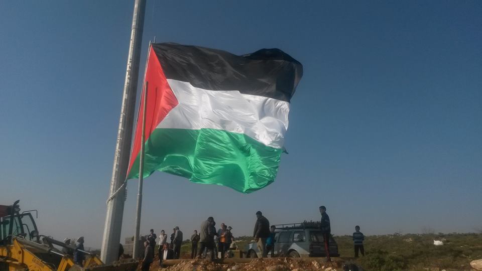 سارية العلم شيدت على جبل يبلغ ارتفاعه 800