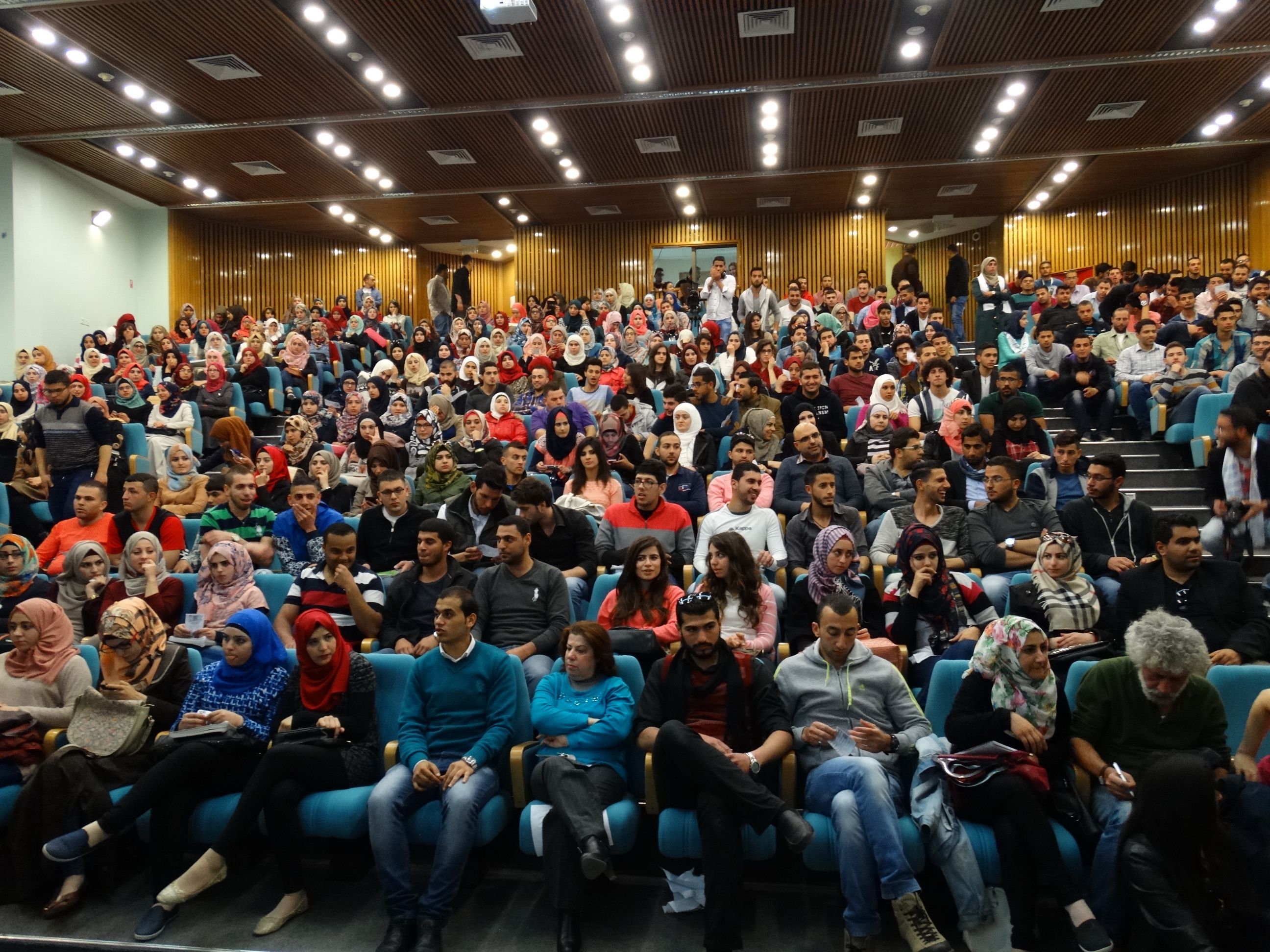لم يمنع اكتظاظ المدرج الجمهور من التفاعل مع العروض