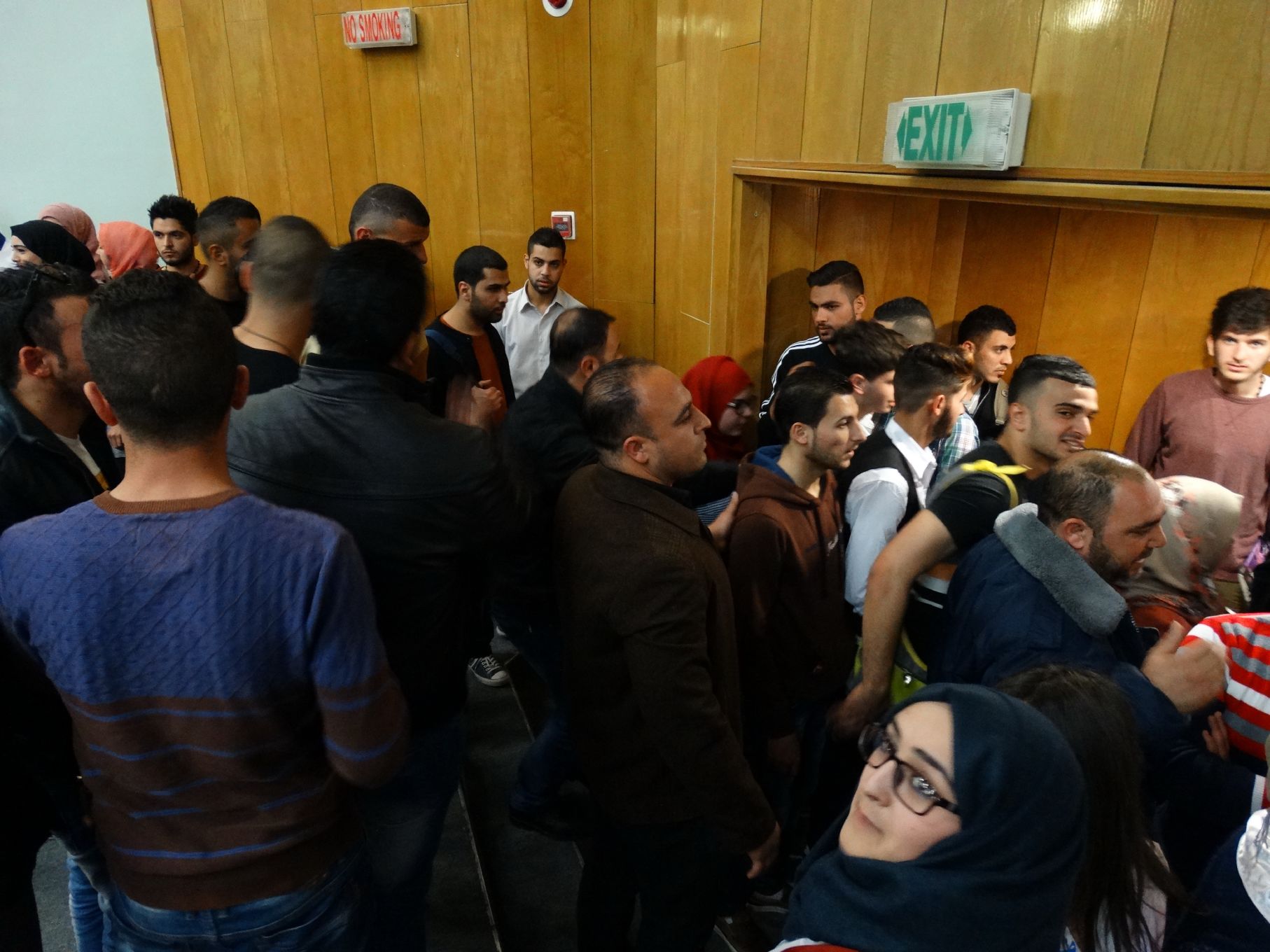 تدافع الطلبة للدخول إلى المدرج ومشاهدة العروض