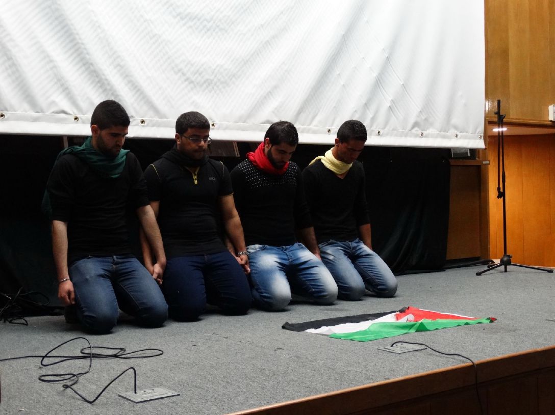 أحمد أبو صيام ومسرحيته حول الانقسام، التي أثارت تعليقات الجمهور