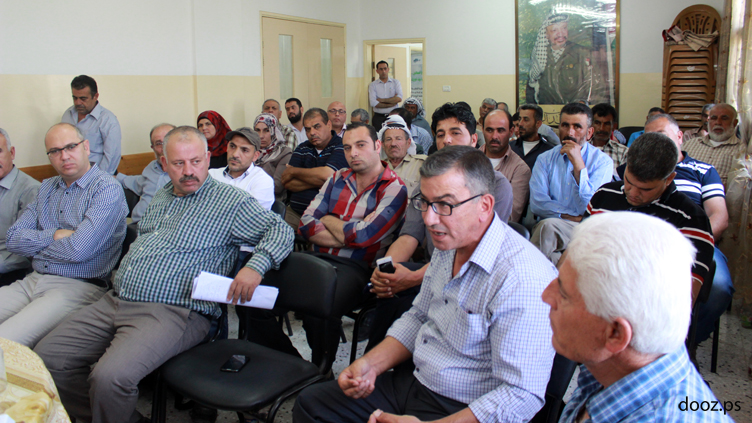 قاعة اجتماعات بلدية بيت فوريك مليئة بالحاضرين من مواطنين ومزارعين مهتمين بالاطلاع على المشروع.