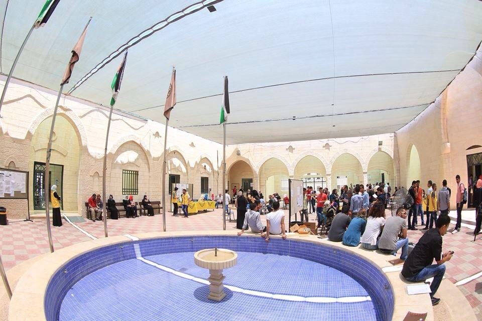 المعهد الكوري في جامعة النجاح، حيث أجرى الطلبة عملية التسجيل