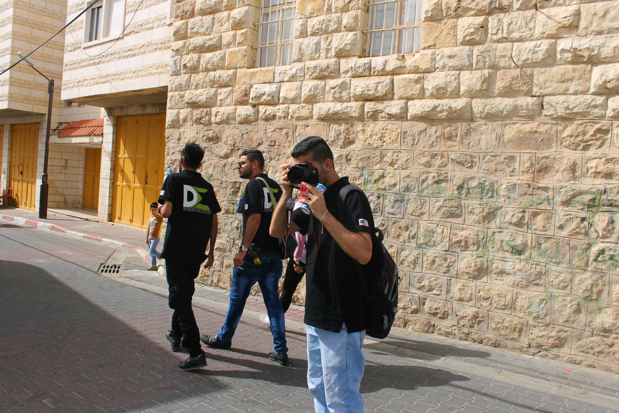 يعمل المشروع على تدريب قادة إعلاميين بيئيين ينشرون الوعي البيئي في المجتمع الفلسطيني