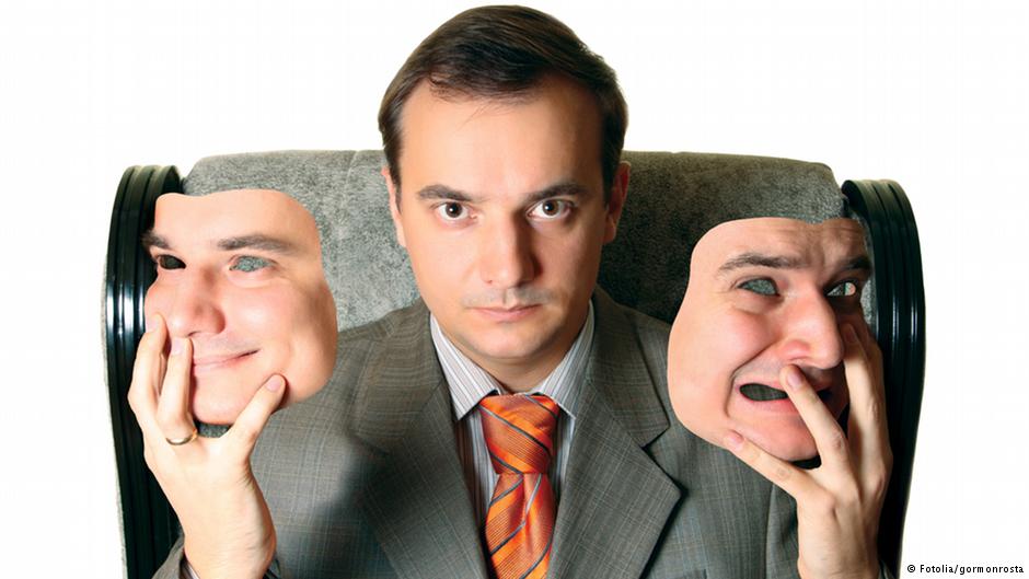 المكياج الكثيف والنظارات الشمسية تجعل الوجه يبدو وكأنه يرتدي قناعاً