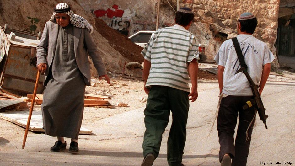 على خلاف المستوطنين يمنع الفلسطينيون من حمل السلاح
