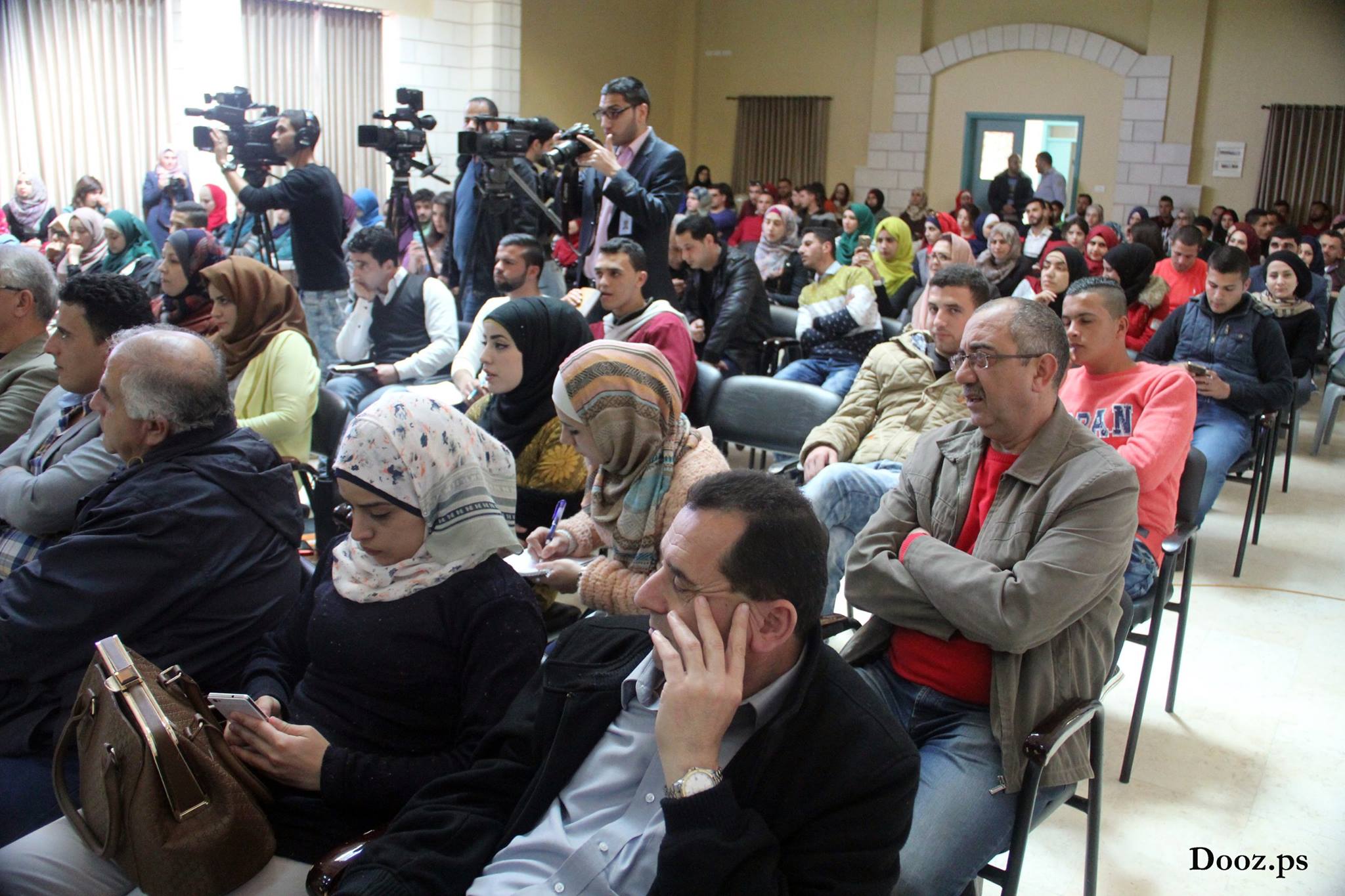 شهدت الندوة حضوراً جيداً من أساتذة الجامعة والطلبة والصحفيين والمهتمين