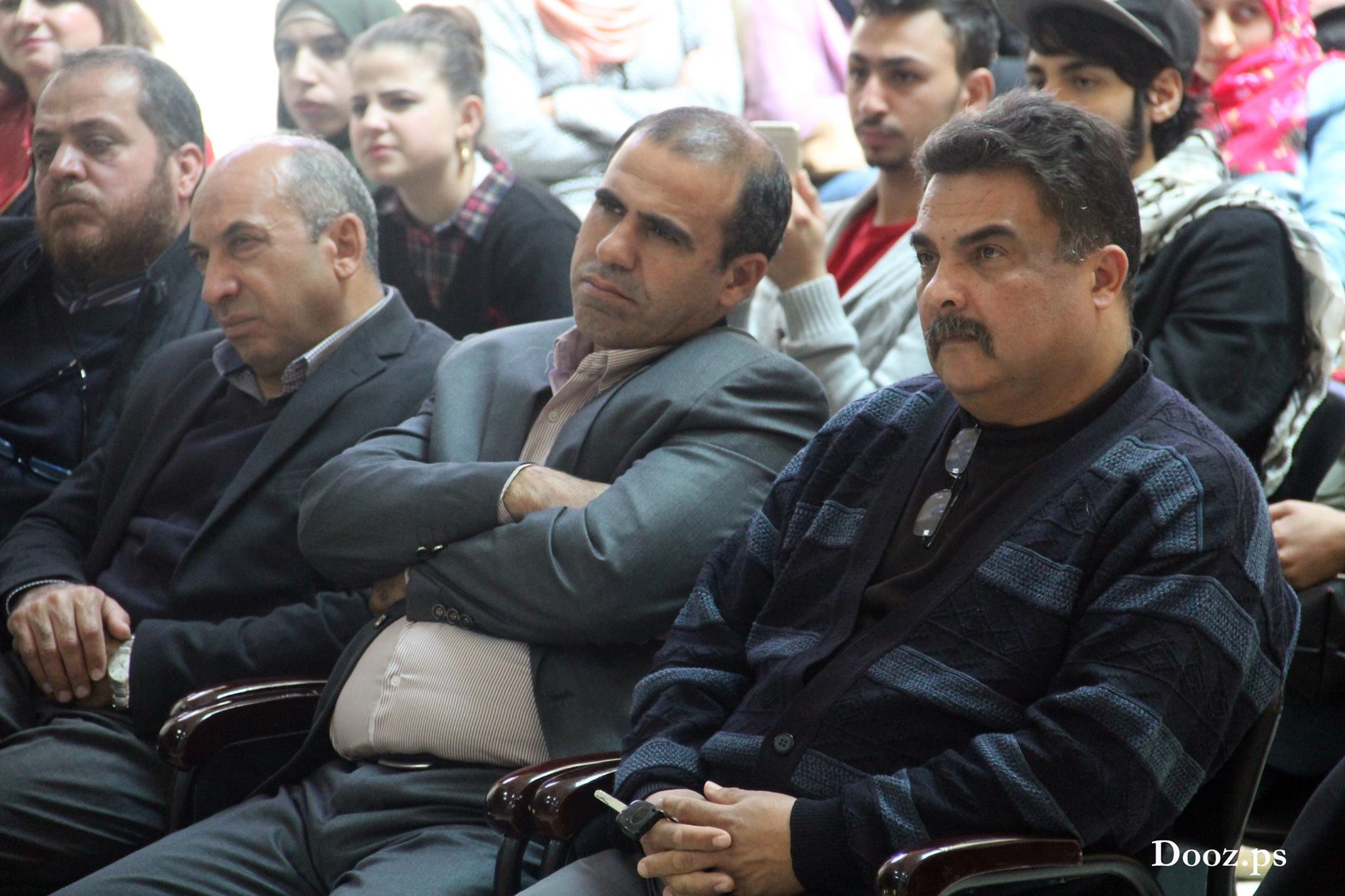 من اليمين، الصحفي ماجد أبو عرب