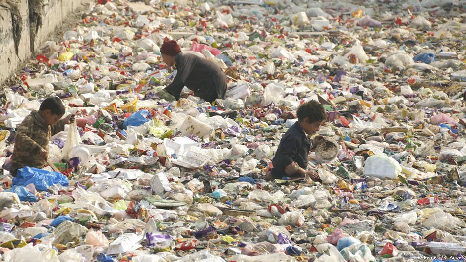 فقر أطفال بلاستيك فقراء