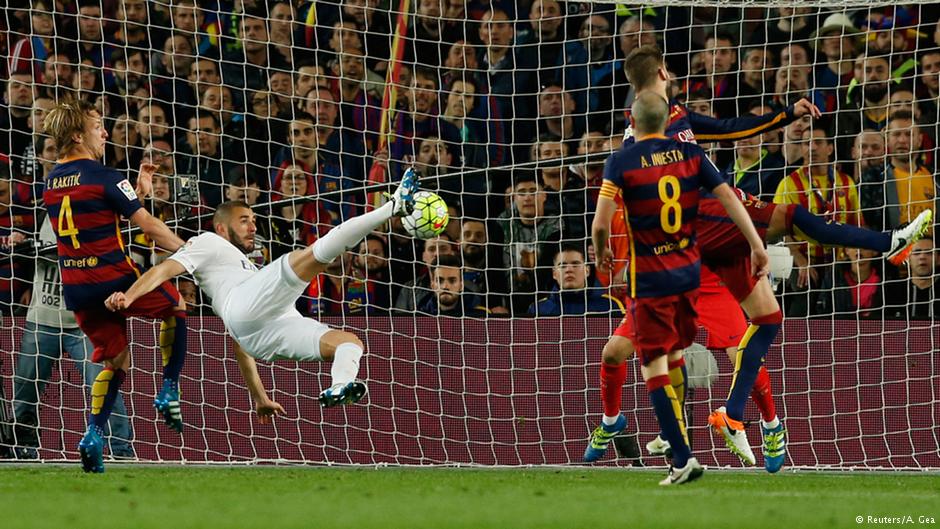 بنزيمه مسجلا هدف التعادل لريال مدريد