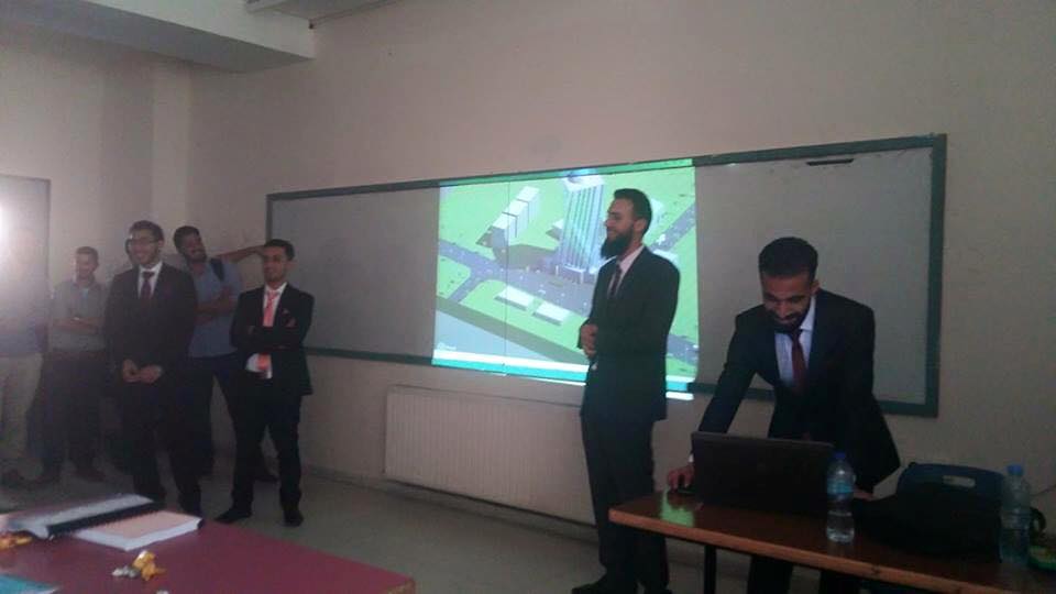 أثناء تقديم مشروع التخرج في كلية الهندسة بجامعة النجاح