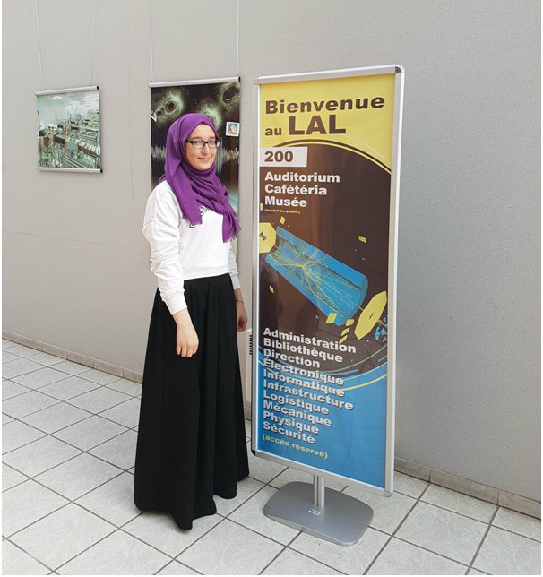 najah-student-paris1.jpg (86 KB)