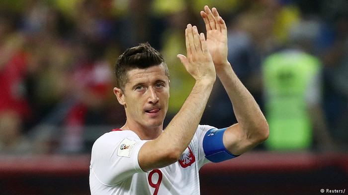 قائد منتخب بولندا ومهاجم بايرن ميونيخ ليفاندوفسكي يشكر مشجعيه.