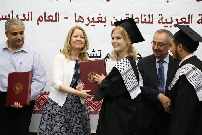 بالصور: تخريج طلبة التبادل الفلسطيني البريطاني بالنجاح