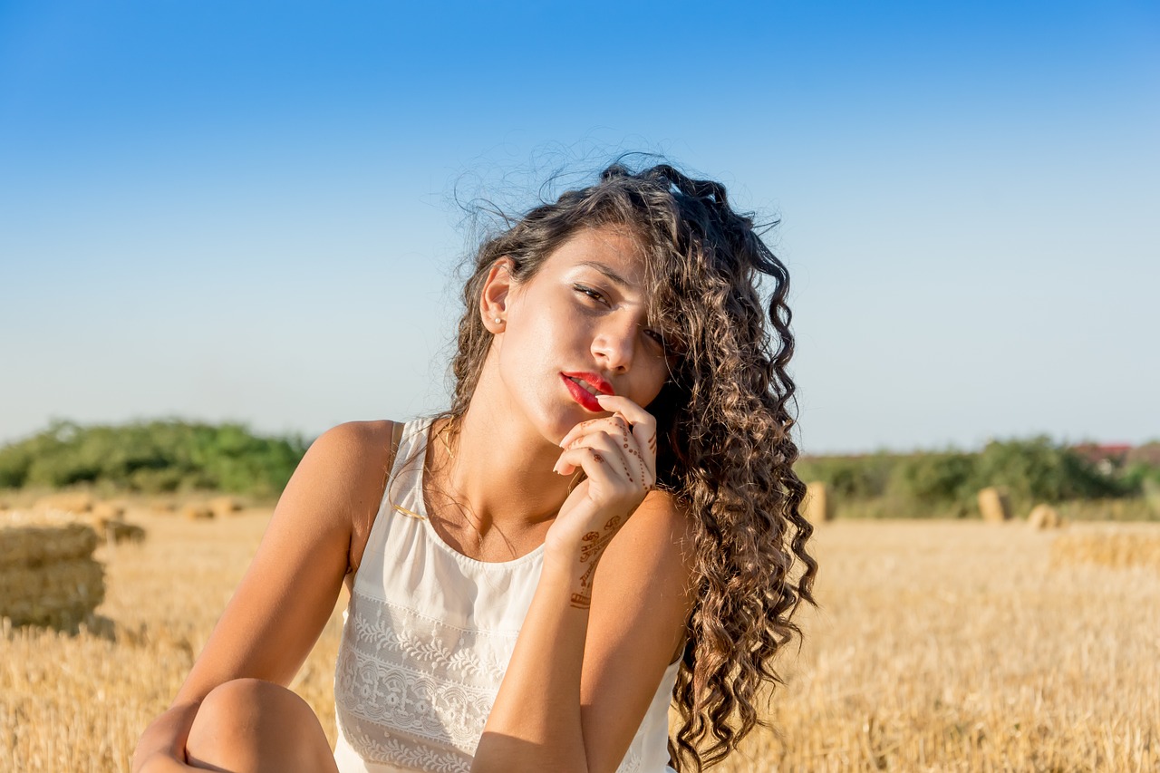 7 مشكلات لكون المرأة ذات أنوثة طاغية!