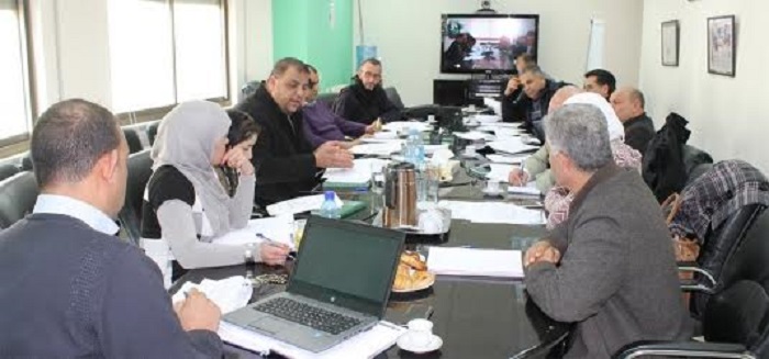 مطالب بإجراء تدقيق على أسماء الموظفين والتأكد من وجودهم