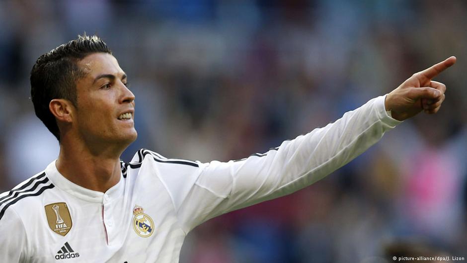 رونالدو "يخون" ريال مدريد ويعشق حسناء برشلونية