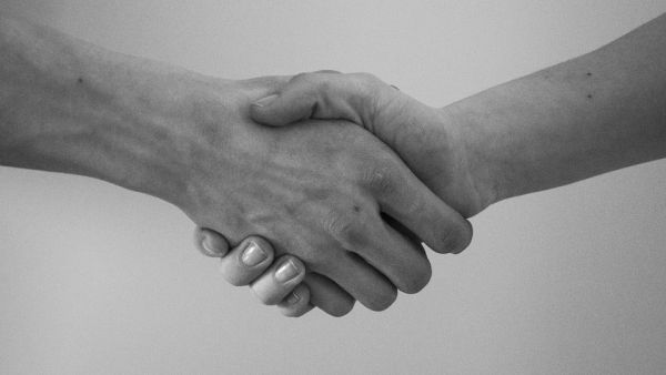 "الداخلية" و"النجاح" توقعان مذكرة تعاون