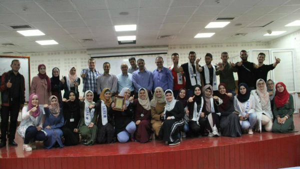 النجاح تكرم المشاركين في معرض الجمعيات الطلابية العلمية
