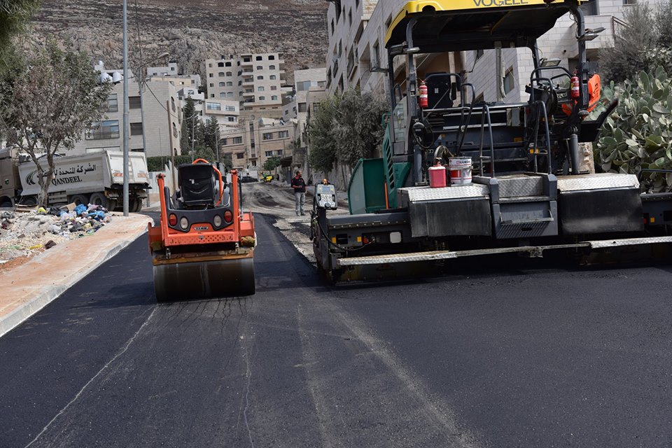استكمال تعبيد شارعي بيكر وخلة الإيمان 