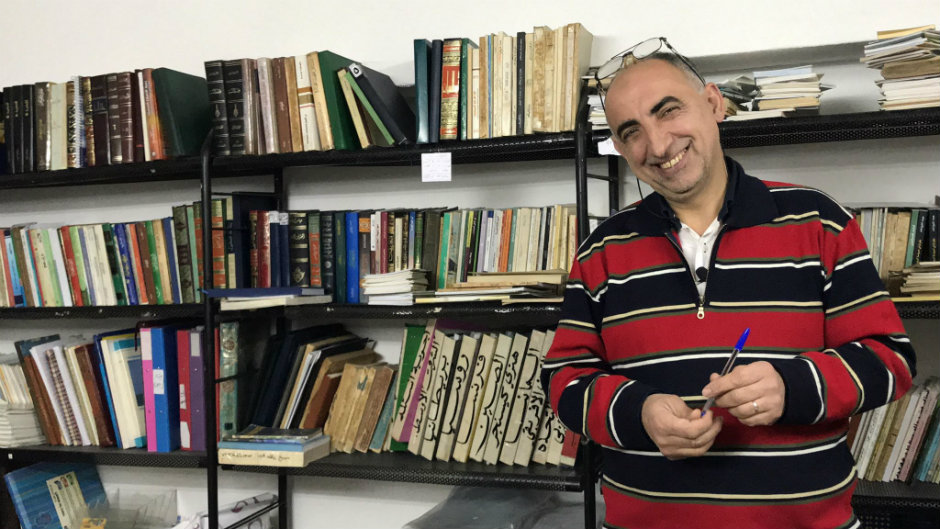 مكتبة في محل للملابس النسائية في نابلس