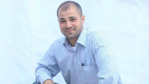 نابلس.. عينا باسل كتانة تدمعان من ذكريات الأسر