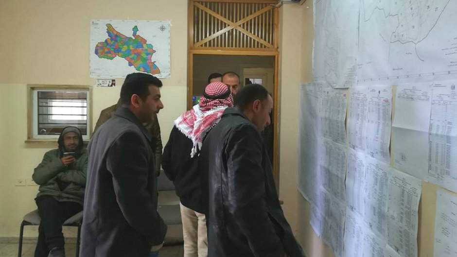 تعليق جداول حوضين في بيت دجن
