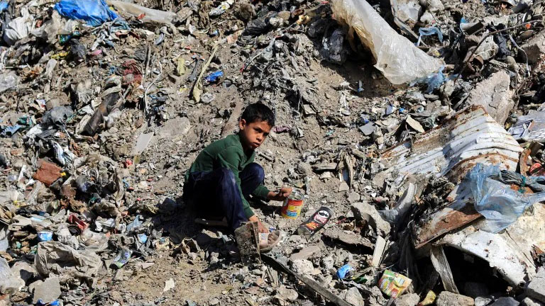 غزة.. كارثة صحية وذخائر غير منفجرة وشبح الحرب يلُوح مجددا