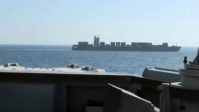 إيران تدين الهجوم على سفينتها وتتهم واشنطن بالقرصنة