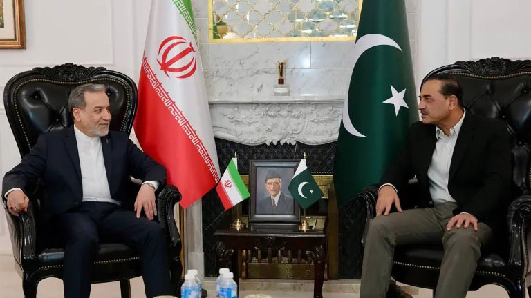عراقجي يلتقي قائد الجيش الباكستاني ويسلّمه رد طهران