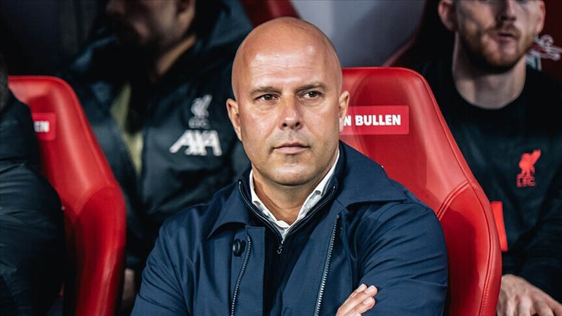 ليفربول يقيل مدربه الهولندي آرني سلوت