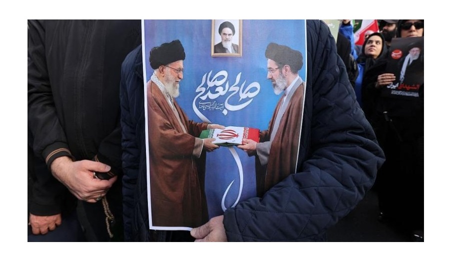 أبناء خامنئي يشيّعون والدهم.. ومجتبى غائب