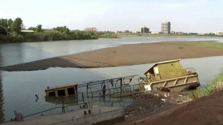 انحسار كبير للنيل وسكان الخرطوم يعانون للحصول على المياه