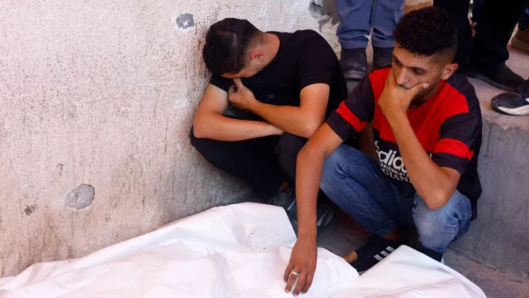 ارتقاء 5 فلسطينيين بغزة والجيش يوسع الخط الأصفر