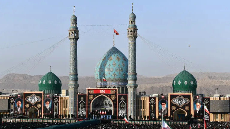 اليوم الخامس من التشييع.. حشود غفيرة تودّع خامنئي في قم