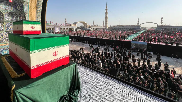 4 كيلومترات من الحشود.. صور فضائية ترصد مراسم تشييع خامنئي في قم