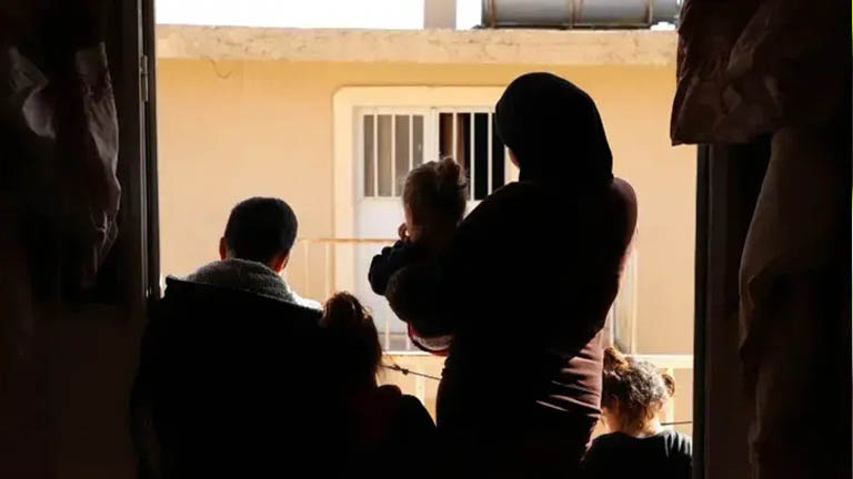 بلا خصوصية ولا دواء.. معاناة يومية للحوامل في مراكز الإيواء ببيروت