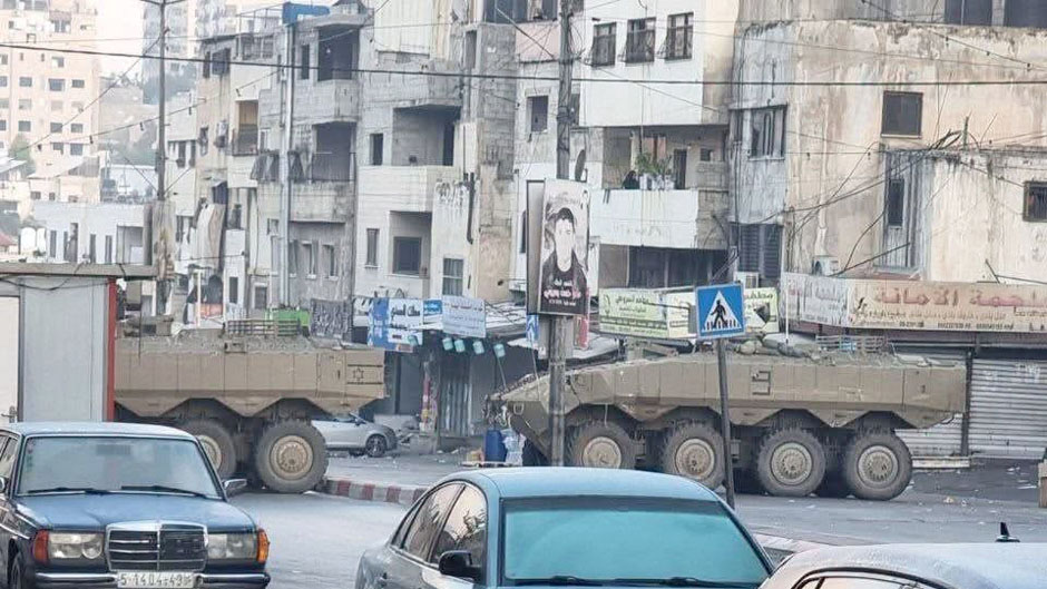 فيديو.. إصابة مواطنين جراء الاعتداء عليهما بالضرب في مخيم العين