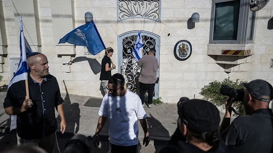 لندن تهدد بطرد 27 دبلوماسياً إسرائيلياً بسبب قنصلية القدس