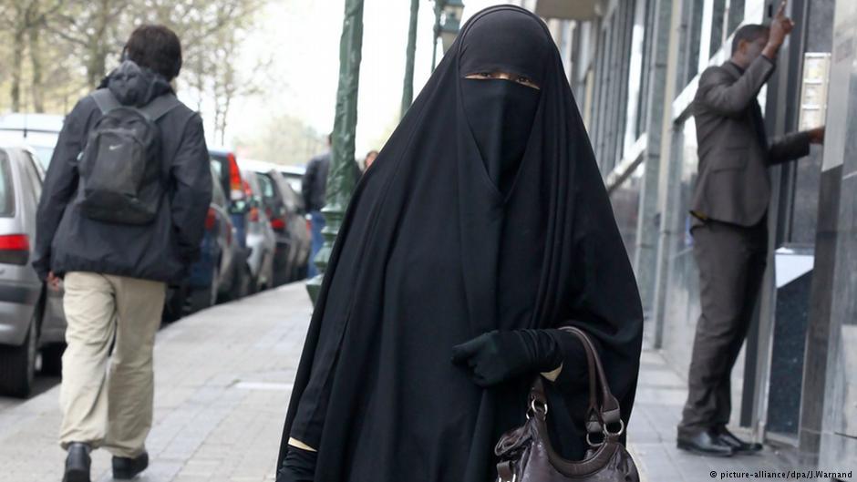 منقبة تهاجم متجراً للملابس الداخلية بألمانيا