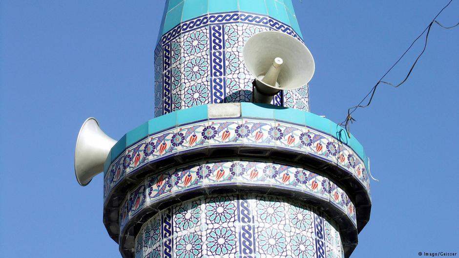 هل يمكن للواتساب أن يغني عن الأذان؟